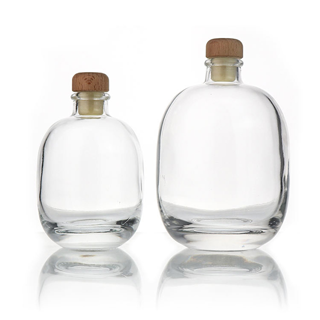 透明的火石威士忌伏特加酒龙舌兰酒玻璃酒瓶和密封的盖子
